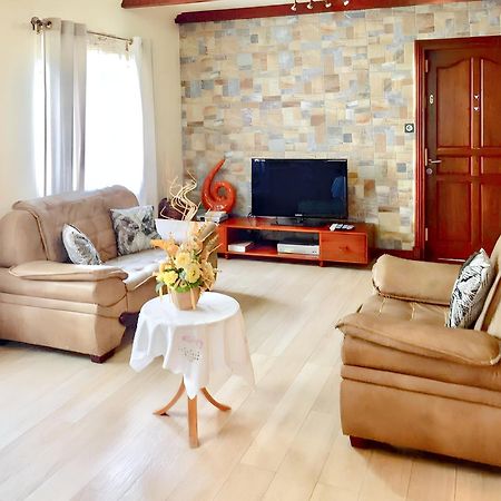 Spacious House In Flic En Flac With Shared Pool エクステリア 写真