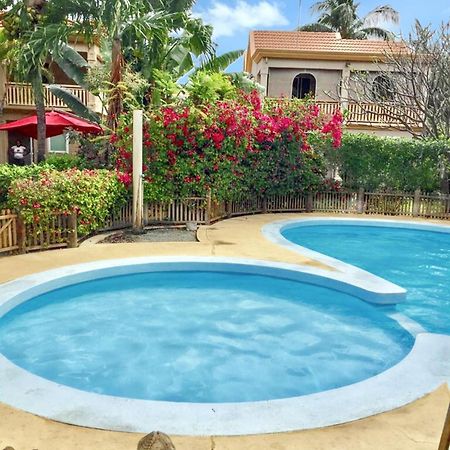 Spacious House In Flic En Flac With Shared Pool エクステリア 写真