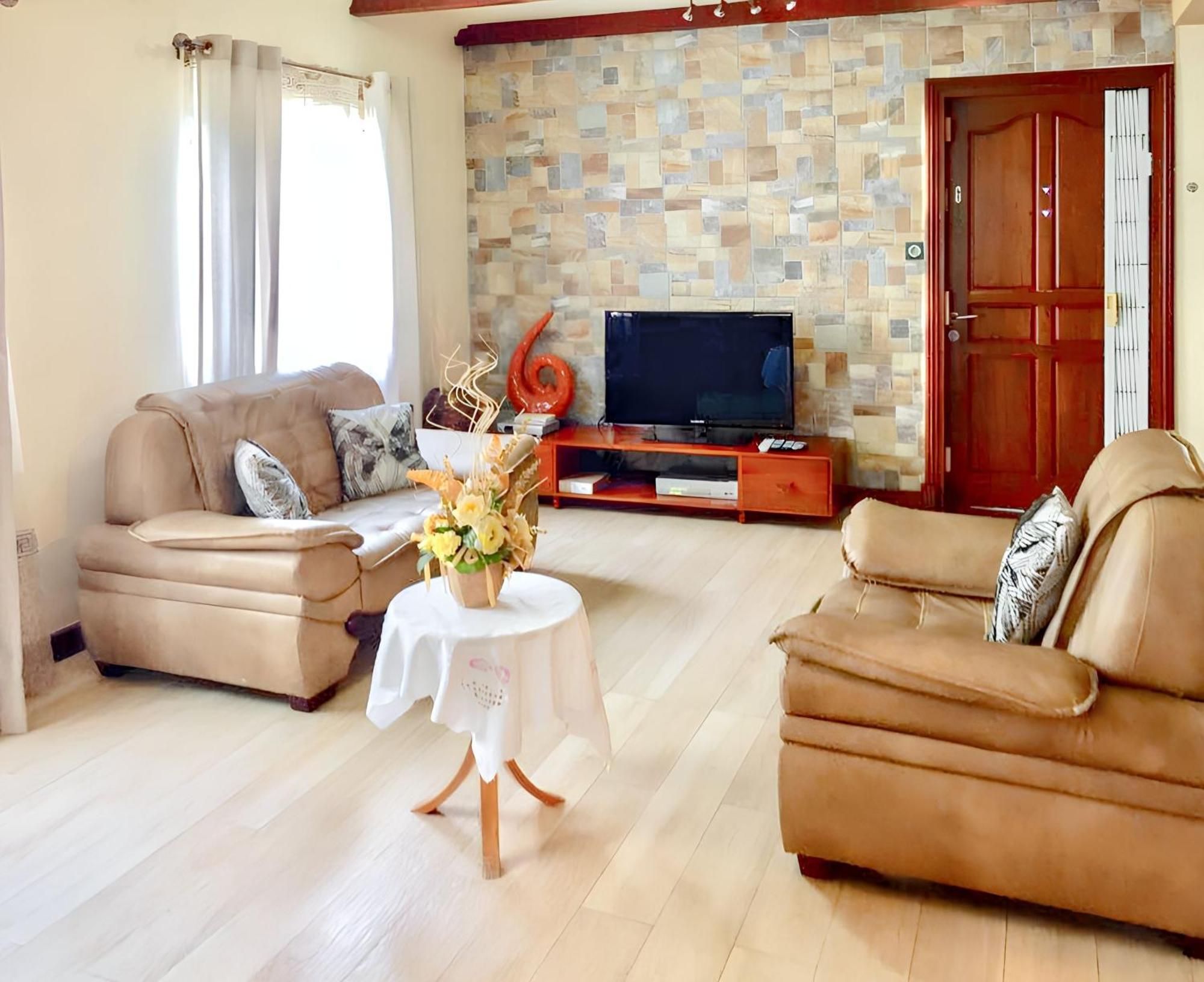 Spacious House In Flic En Flac With Shared Pool エクステリア 写真