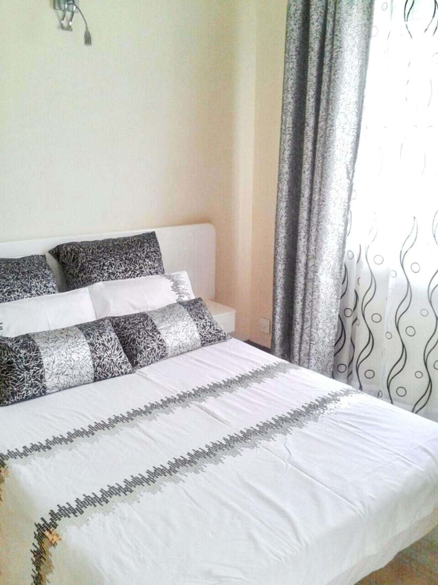 Spacious House In Flic En Flac With Shared Pool エクステリア 写真