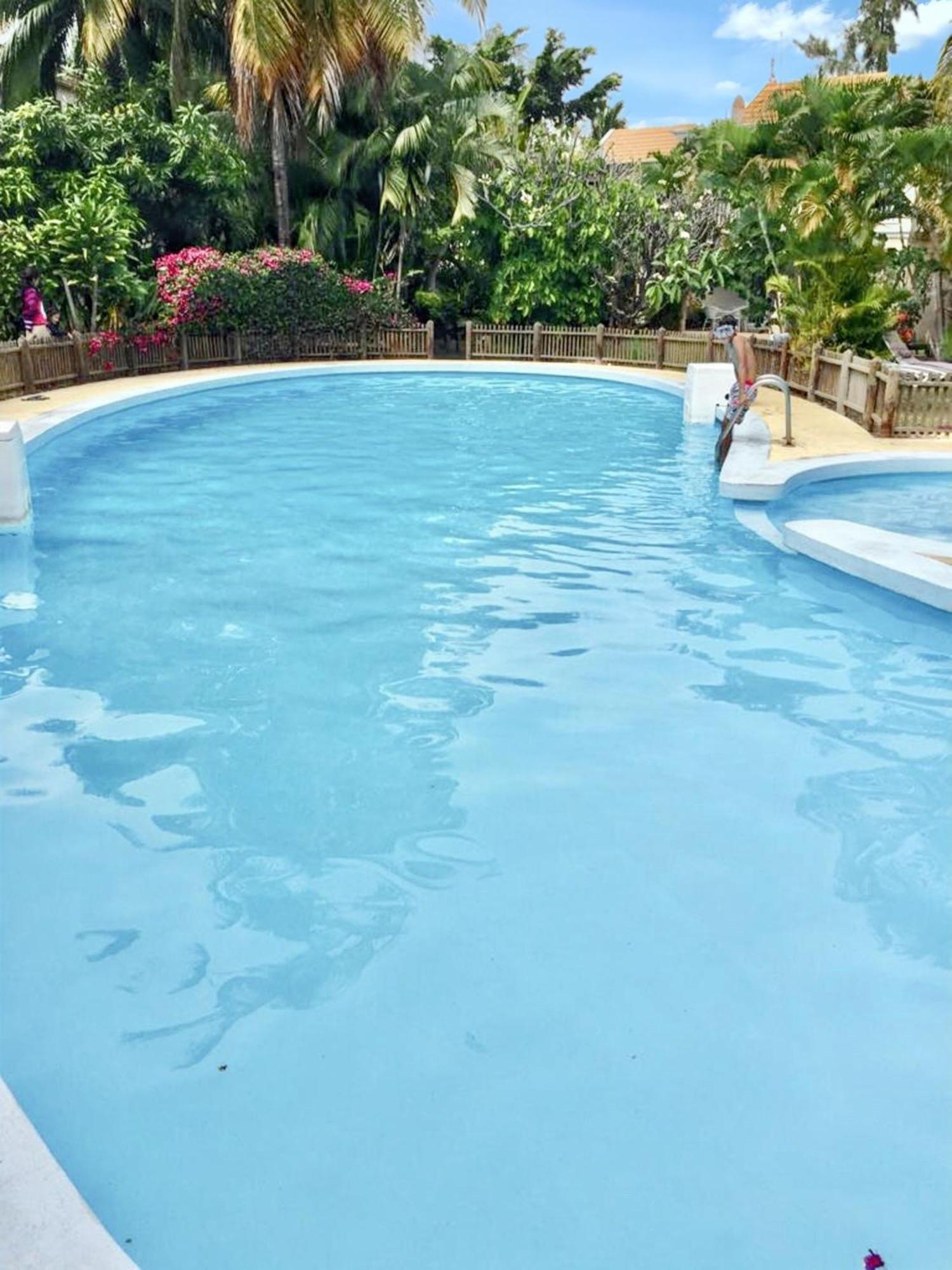 Spacious House In Flic En Flac With Shared Pool エクステリア 写真